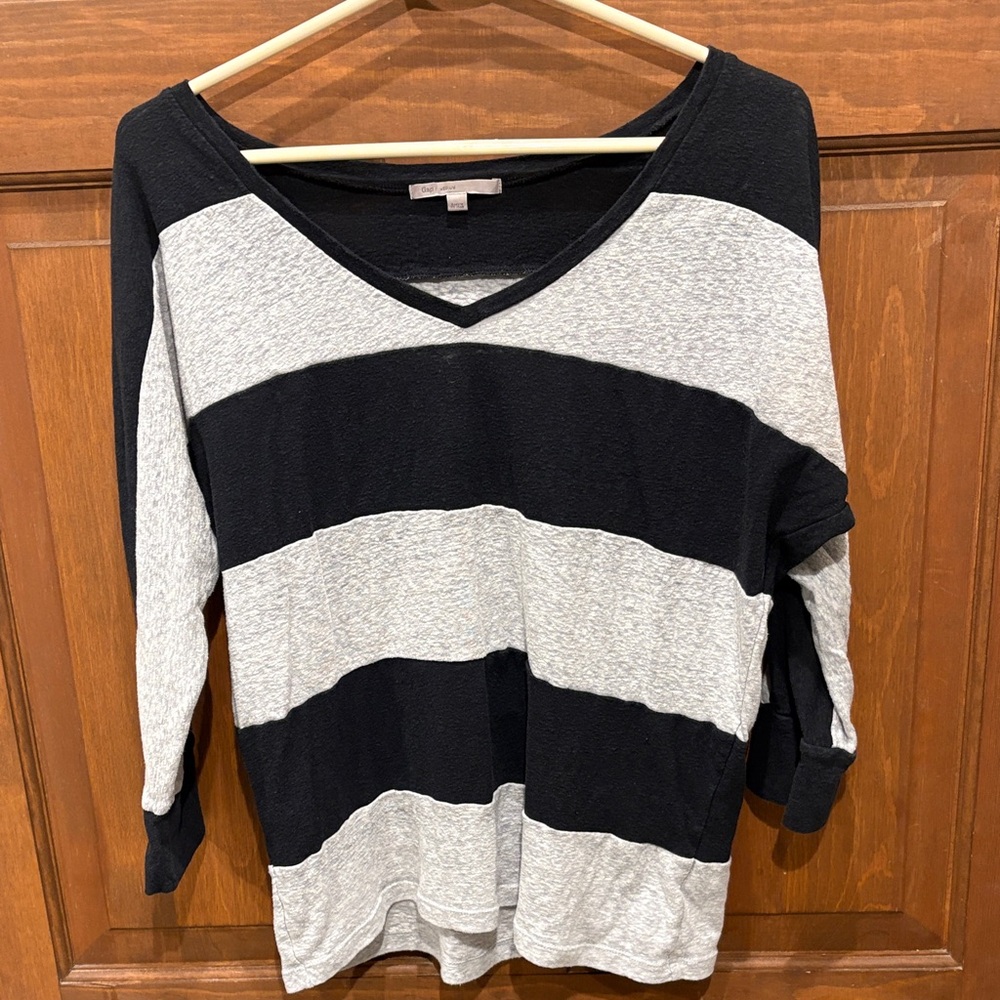 Gap Striped V‑Neck Lightweight Top in Black and Light Gray medium